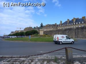 [P01] In afara zidurilor, pe Rue Mahe de la Bourdannais, unde se află statuia fostului guvernator din Mauritius si Reunion. » foto by Mika
 - 
<span class="allrVoted glyphicon glyphicon-heart hidden" id="av1269201"></span>
<a class="m-l-10 hidden" id="sv1269201" onclick="voting_Foto_DelVot(,1269201,17928)" role="button">șterge vot <span class="glyphicon glyphicon-remove"></span></a>
<a id="v91269201" class=" c-red"  onclick="voting_Foto_SetVot(1269201)" role="button"><span class="glyphicon glyphicon-heart-empty"></span> <b>LIKE</b> = Votează poza</a> <img class="hidden"  id="f1269201W9" src="/imagini/loader.gif" border="0" /><span class="AjErrMes hidden" id="e1269201ErM"></span>