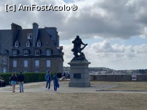 [P08] Statuia lui Jaques Cartier, amplasată intr-o piață, sus pe fortificații » foto by Mika
 - 
<span class="allrVoted glyphicon glyphicon-heart hidden" id="av1269208"></span>
<a class="m-l-10 hidden" id="sv1269208" onclick="voting_Foto_DelVot(,1269208,17928)" role="button">șterge vot <span class="glyphicon glyphicon-remove"></span></a>
<a id="v91269208" class=" c-red"  onclick="voting_Foto_SetVot(1269208)" role="button"><span class="glyphicon glyphicon-heart-empty"></span> <b>LIKE</b> = Votează poza</a> <img class="hidden"  id="f1269208W9" src="/imagini/loader.gif" border="0" /><span class="AjErrMes hidden" id="e1269208ErM"></span>