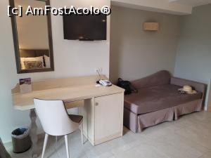 [P02] Biroul cu minibar si canapeaua » foto by handy24us
 - 
<span class="allrVoted glyphicon glyphicon-heart hidden" id="av1311721"></span>
<a class="m-l-10 hidden" id="sv1311721" onclick="voting_Foto_DelVot(,1311721,17934)" role="button">șterge vot <span class="glyphicon glyphicon-remove"></span></a>
<a id="v91311721" class=" c-red"  onclick="voting_Foto_SetVot(1311721)" role="button"><span class="glyphicon glyphicon-heart-empty"></span> <b>LIKE</b> = Votează poza</a> <img class="hidden"  id="f1311721W9" src="/imagini/loader.gif" border="0" /><span class="AjErrMes hidden" id="e1311721ErM"></span>