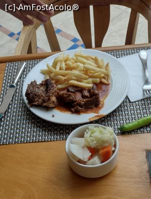 [P61] La masa de pranz. O combinata de vita si pui cu cartofi prajiti si maraturi. » foto by ovidiuyepi
 - 
<span class="allrVoted glyphicon glyphicon-heart hidden" id="av1358196"></span>
<a class="m-l-10 hidden" id="sv1358196" onclick="voting_Foto_DelVot(,1358196,18013)" role="button">șterge vot <span class="glyphicon glyphicon-remove"></span></a>
<a id="v91358196" class=" c-red"  onclick="voting_Foto_SetVot(1358196)" role="button"><span class="glyphicon glyphicon-heart-empty"></span> <b>LIKE</b> = Votează poza</a> <img class="hidden"  id="f1358196W9" src="/imagini/loader.gif" border="0" /><span class="AjErrMes hidden" id="e1358196ErM"></span>