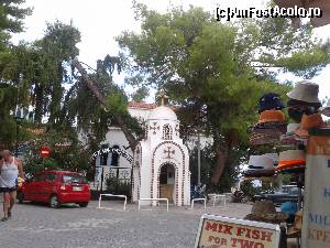 [P31] Ieșeam de la plajă și pe aici, pe lângă bisericuță, aici unde am făcut fotografia suntem la o tavernă cu meniu... sârbesc (am mâncat o ciorbă cu un pronunțat gust de vegeta; am mâncat aici o dată pentru că se pusese ploaia, dar nu vă recomand musai...)  » foto by Lyssys
 - 
<span class="allrVoted glyphicon glyphicon-heart hidden" id="av599305"></span>
<a class="m-l-10 hidden" id="sv599305" onclick="voting_Foto_DelVot(,599305,18139)" role="button">șterge vot <span class="glyphicon glyphicon-remove"></span></a>
<a id="v9599305" class=" c-red"  onclick="voting_Foto_SetVot(599305)" role="button"><span class="glyphicon glyphicon-heart-empty"></span> <b>LIKE</b> = Votează poza</a> <img class="hidden"  id="f599305W9" src="/imagini/loader.gif" border="0" /><span class="AjErrMes hidden" id="e599305ErM"></span>