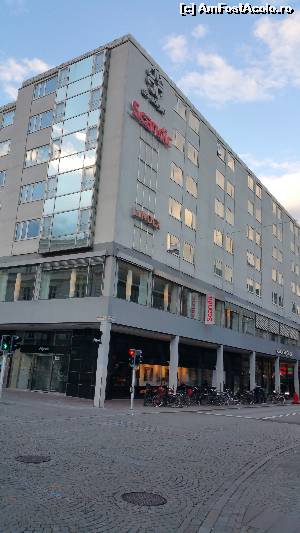 [P07] Hotelul - vazut dinspre Piata Gustav Adolf » foto by phleau
 - 
<span class="allrVoted glyphicon glyphicon-heart hidden" id="av610155"></span>
<a class="m-l-10 hidden" id="sv610155" onclick="voting_Foto_DelVot(,610155,18275)" role="button">șterge vot <span class="glyphicon glyphicon-remove"></span></a>
<a id="v9610155" class=" c-red"  onclick="voting_Foto_SetVot(610155)" role="button"><span class="glyphicon glyphicon-heart-empty"></span> <b>LIKE</b> = Votează poza</a> <img class="hidden"  id="f610155W9" src="/imagini/loader.gif" border="0" /><span class="AjErrMes hidden" id="e610155ErM"></span>