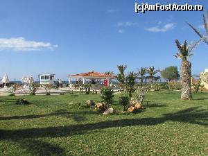 [P10] Grădina complexului; în plan îndepărtat, barul de la piscină » foto by crismis
 - 
<span class="allrVoted glyphicon glyphicon-heart hidden" id="av613728"></span>
<a class="m-l-10 hidden" id="sv613728" onclick="voting_Foto_DelVot(,613728,18353)" role="button">șterge vot <span class="glyphicon glyphicon-remove"></span></a>
<a id="v9613728" class=" c-red"  onclick="voting_Foto_SetVot(613728)" role="button"><span class="glyphicon glyphicon-heart-empty"></span> <b>LIKE</b> = Votează poza</a> <img class="hidden"  id="f613728W9" src="/imagini/loader.gif" border="0" /><span class="AjErrMes hidden" id="e613728ErM"></span>