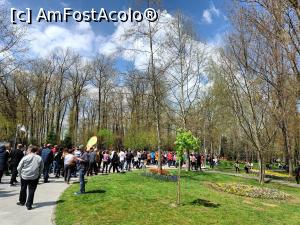 P05 [APR-2023] Parcul e înțesat de lume.