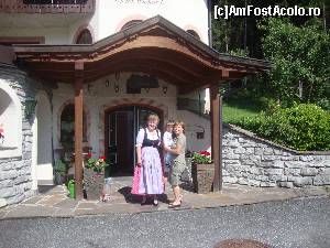 [P07] In fata intrarii, impreuna cu proprietara pensiunii.  » foto by liviu49
 - 
<span class="allrVoted glyphicon glyphicon-heart hidden" id="av616789"></span>
<a class="m-l-10 hidden" id="sv616789" onclick="voting_Foto_DelVot(,616789,18397)" role="button">șterge vot <span class="glyphicon glyphicon-remove"></span></a>
<a id="v9616789" class=" c-red"  onclick="voting_Foto_SetVot(616789)" role="button"><span class="glyphicon glyphicon-heart-empty"></span> <b>LIKE</b> = Votează poza</a> <img class="hidden"  id="f616789W9" src="/imagini/loader.gif" border="0" /><span class="AjErrMes hidden" id="e616789ErM"></span>