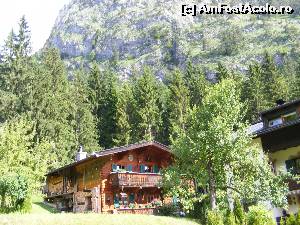 [P25] Pensiunea vazuta dinspre terasa si anexa. In spate evident vecinul muntele.  » foto by liviu49
 - 
<span class="allrVoted glyphicon glyphicon-heart hidden" id="av616983"></span>
<a class="m-l-10 hidden" id="sv616983" onclick="voting_Foto_DelVot(,616983,18397)" role="button">șterge vot <span class="glyphicon glyphicon-remove"></span></a>
<a id="v9616983" class=" c-red"  onclick="voting_Foto_SetVot(616983)" role="button"><span class="glyphicon glyphicon-heart-empty"></span> <b>LIKE</b> = Votează poza</a> <img class="hidden"  id="f616983W9" src="/imagini/loader.gif" border="0" /><span class="AjErrMes hidden" id="e616983ErM"></span>