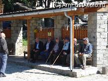 P32 [JUN-2010] Batranii satului la sfat in poarta bisearicii