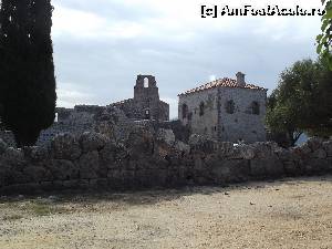 [P05] La intrarea in situl arheologic Nekromanteion » foto by irinad
 - 
<span class="allrVoted glyphicon glyphicon-heart hidden" id="av591951"></span>
<a class="m-l-10 hidden" id="sv591951" onclick="voting_Foto_DelVot(,591951,18403)" role="button">șterge vot <span class="glyphicon glyphicon-remove"></span></a>
<a id="v9591951" class=" c-red"  onclick="voting_Foto_SetVot(591951)" role="button"><span class="glyphicon glyphicon-heart-empty"></span> <b>LIKE</b> = Votează poza</a> <img class="hidden"  id="f591951W9" src="/imagini/loader.gif" border="0" /><span class="AjErrMes hidden" id="e591951ErM"></span>