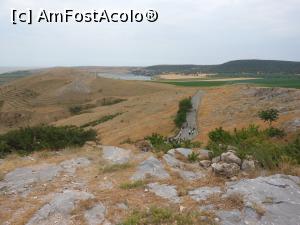 [P12] Cetatea Enisala - De pe stanca cetatii, vedere spre drumul de acces. » foto by iulianic
 - 
<span class="allrVoted glyphicon glyphicon-heart hidden" id="av1380283"></span>
<a class="m-l-10 hidden" id="sv1380283" onclick="voting_Foto_DelVot(,1380283,18448)" role="button">șterge vot <span class="glyphicon glyphicon-remove"></span></a>
<a id="v91380283" class=" c-red"  onclick="voting_Foto_SetVot(1380283)" role="button"><span class="glyphicon glyphicon-heart-empty"></span> <b>LIKE</b> = Votează poza</a> <img class="hidden"  id="f1380283W9" src="/imagini/loader.gif" border="0" /><span class="AjErrMes hidden" id="e1380283ErM"></span>