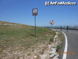 [P03] Cetatea Enisala - Bariera de la intrarea în situl arheologic şi un alt enigmatic indicator rutier.  » foto by iulianic
 - 
<span class="allrVoted glyphicon glyphicon-heart hidden" id="av431617"></span>
<a class="m-l-10 hidden" id="sv431617" onclick="voting_Foto_DelVot(,431617,18448)" role="button">șterge vot <span class="glyphicon glyphicon-remove"></span></a>
<a id="v9431617" class=" c-red"  onclick="voting_Foto_SetVot(431617)" role="button"><span class="glyphicon glyphicon-heart-empty"></span> <b>LIKE</b> = Votează poza</a> <img class="hidden"  id="f431617W9" src="/imagini/loader.gif" border="0" /><span class="AjErrMes hidden" id="e431617ErM"></span>