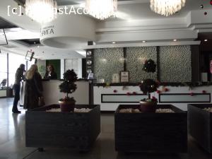 [P07] Recepţia de la Grand Hotel Riga, Ruse. Se vede şi nota pe care o are hotelul pe booking care pentru noi n-a avut relevanţă prea mare » foto by irinad
 - 
<span class="allrVoted glyphicon glyphicon-heart hidden" id="av707247"></span>
<a class="m-l-10 hidden" id="sv707247" onclick="voting_Foto_DelVot(,707247,18569)" role="button">șterge vot <span class="glyphicon glyphicon-remove"></span></a>
<a id="v9707247" class=" c-red"  onclick="voting_Foto_SetVot(707247)" role="button"><span class="glyphicon glyphicon-heart-empty"></span> <b>LIKE</b> = Votează poza</a> <img class="hidden"  id="f707247W9" src="/imagini/loader.gif" border="0" /><span class="AjErrMes hidden" id="e707247ErM"></span>