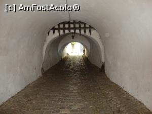 [P12] La pas prin barbacana cetăţii, către curtea interioară a fortificaţiei de la Prejmer. Barbacana este o galerie boltită semicilindrică de 30 de metri lungime, culoar prin care se ajunge în incinta bisericii fortificate.  » foto by Floryn81
 - 
<span class="allrVoted glyphicon glyphicon-heart hidden" id="av926511"></span>
<a class="m-l-10 hidden" id="sv926511" onclick="voting_Foto_DelVot(,926511,18588)" role="button">șterge vot <span class="glyphicon glyphicon-remove"></span></a>
<a id="v9926511" class=" c-red"  onclick="voting_Foto_SetVot(926511)" role="button"><span class="glyphicon glyphicon-heart-empty"></span> <b>LIKE</b> = Votează poza</a> <img class="hidden"  id="f926511W9" src="/imagini/loader.gif" border="0" /><span class="AjErrMes hidden" id="e926511ErM"></span>