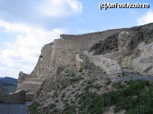 [P32] La stânga intrare în a doua incintă a Cetăţii de Mijloc, la stânga urcuş spre Cetatea de Sus » foto by Michi
 - 
<span class="allrVoted glyphicon glyphicon-heart hidden" id="av586582"></span>
<a class="m-l-10 hidden" id="sv586582" onclick="voting_Foto_DelVot(,586582,18593)" role="button">șterge vot <span class="glyphicon glyphicon-remove"></span></a>
<a id="v9586582" class=" c-red"  onclick="voting_Foto_SetVot(586582)" role="button"><span class="glyphicon glyphicon-heart-empty"></span> <b>LIKE</b> = Votează poza</a> <img class="hidden"  id="f586582W9" src="/imagini/loader.gif" border="0" /><span class="AjErrMes hidden" id="e586582ErM"></span>