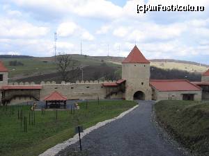 [P38] Vederea Cetăţii de Jos: fânzâna, turnul de poartă, zidul de strajă » foto by Michi
 - 
<span class="allrVoted glyphicon glyphicon-heart hidden" id="av586591"></span>
<a class="m-l-10 hidden" id="sv586591" onclick="voting_Foto_DelVot(,586591,18593)" role="button">șterge vot <span class="glyphicon glyphicon-remove"></span></a>
<a id="v9586591" class=" c-red"  onclick="voting_Foto_SetVot(586591)" role="button"><span class="glyphicon glyphicon-heart-empty"></span> <b>LIKE</b> = Votează poza</a> <img class="hidden"  id="f586591W9" src="/imagini/loader.gif" border="0" /><span class="AjErrMes hidden" id="e586591ErM"></span>
