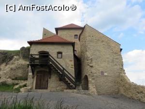 [P11] Grupul de căsuțe (numerotate de la A la D) din Cetatea de Sus (Incinta IV) - toate erau etajate și de dimensiuni mici - observați culoarul strâmt ce urca spre donjonul din vârf - Cetatea Rupea.  » foto by tata123 🔱
 - 
<span class="allrVoted glyphicon glyphicon-heart hidden" id="av742875"></span>
<a class="m-l-10 hidden" id="sv742875" onclick="voting_Foto_DelVot(,742875,18593)" role="button">șterge vot <span class="glyphicon glyphicon-remove"></span></a>
<a id="v9742875" class=" c-red"  onclick="voting_Foto_SetVot(742875)" role="button"><span class="glyphicon glyphicon-heart-empty"></span> <b>LIKE</b> = Votează poza</a> <img class="hidden"  id="f742875W9" src="/imagini/loader.gif" border="0" /><span class="AjErrMes hidden" id="e742875ErM"></span>