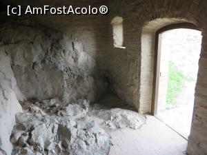 [P12] Interior locuință - stânca „îmbrățișează” interiorul camerei - Cetatea Rupea.  » foto by tata123 🔱
 - 
<span class="allrVoted glyphicon glyphicon-heart hidden" id="av742876"></span>
<a class="m-l-10 hidden" id="sv742876" onclick="voting_Foto_DelVot(,742876,18593)" role="button">șterge vot <span class="glyphicon glyphicon-remove"></span></a>
<a id="v9742876" class=" c-red"  onclick="voting_Foto_SetVot(742876)" role="button"><span class="glyphicon glyphicon-heart-empty"></span> <b>LIKE</b> = Votează poza</a> <img class="hidden"  id="f742876W9" src="/imagini/loader.gif" border="0" /><span class="AjErrMes hidden" id="e742876ErM"></span>