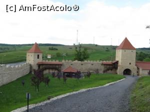 [P05] Cetatea de Jos: Turnul Porții (dreapta), fântâna, drum de strajă și Turnul Slujitorilor (stânga) - imagine captată din dreptul porții de acces în Cetatea de Mijloc - Cetatea Rupea.  » foto by tata123 🔱
 - 
<span class="allrVoted glyphicon glyphicon-heart hidden" id="av742869"></span>
<a class="m-l-10 hidden" id="sv742869" onclick="voting_Foto_DelVot(,742869,18593)" role="button">șterge vot <span class="glyphicon glyphicon-remove"></span></a>
<a id="v9742869" class=" c-red"  onclick="voting_Foto_SetVot(742869)" role="button"><span class="glyphicon glyphicon-heart-empty"></span> <b>LIKE</b> = Votează poza</a> <img class="hidden"  id="f742869W9" src="/imagini/loader.gif" border="0" /><span class="AjErrMes hidden" id="e742869ErM"></span>