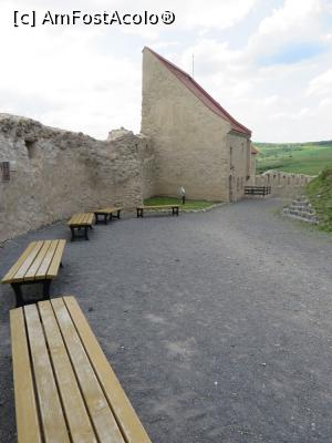 [P07] Cetatea de Mijloc (Incinta II): în plan second Capela (și locuința capelanului cetății) și locul de popas amenajat în Rondelă (un bastion semicircular de dimensiune mai mică) - Cetatea Rupea.  » foto by tata123 🔱
 - 
<span class="allrVoted glyphicon glyphicon-heart hidden" id="av742871"></span>
<a class="m-l-10 hidden" id="sv742871" onclick="voting_Foto_DelVot(,742871,18593)" role="button">șterge vot <span class="glyphicon glyphicon-remove"></span></a>
<a id="v9742871" class=" c-red"  onclick="voting_Foto_SetVot(742871)" role="button"><span class="glyphicon glyphicon-heart-empty"></span> <b>LIKE</b> = Votează poza</a> <img class="hidden"  id="f742871W9" src="/imagini/loader.gif" border="0" /><span class="AjErrMes hidden" id="e742871ErM"></span>