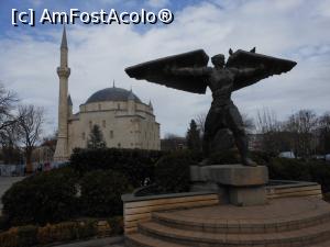 [P34] Razgrad - În centrul orașului, Monumentul Meșterului Manole. » foto by iulianic
 - 
<span class="allrVoted glyphicon glyphicon-heart hidden" id="av1359445"></span>
<a class="m-l-10 hidden" id="sv1359445" onclick="voting_Foto_DelVot(,1359445,18752)" role="button">șterge vot <span class="glyphicon glyphicon-remove"></span></a>
<a id="v91359445" class=" c-red"  onclick="voting_Foto_SetVot(1359445)" role="button"><span class="glyphicon glyphicon-heart-empty"></span> <b>LIKE</b> = Votează poza</a> <img class="hidden"  id="f1359445W9" src="/imagini/loader.gif" border="0" /><span class="AjErrMes hidden" id="e1359445ErM"></span>
