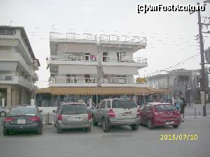 [P18] Adevărata Vila Katerina - de unde s-a 'împrumutat'prezentarea, cu parcarea din față și aparatele de aer condiționat.  » foto by puiutea
 - 
<span class="allrVoted glyphicon glyphicon-heart hidden" id="av661352"></span>
<a class="m-l-10 hidden" id="sv661352" onclick="voting_Foto_DelVot(,661352,18785)" role="button">șterge vot <span class="glyphicon glyphicon-remove"></span></a>
<a id="v9661352" class=" c-red"  onclick="voting_Foto_SetVot(661352)" role="button"><span class="glyphicon glyphicon-heart-empty"></span> <b>LIKE</b> = Votează poza</a> <img class="hidden"  id="f661352W9" src="/imagini/loader.gif" border="0" /><span class="AjErrMes hidden" id="e661352ErM"></span>