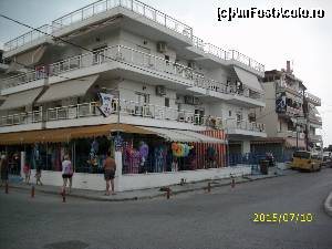 [P19] Se văd clar aparatele de aer condiționat. La magazinul de la parter lucrează o româncă ce mi-a dat numele vilei.  » foto by puiutea
 - 
<span class="allrVoted glyphicon glyphicon-heart hidden" id="av661360"></span>
<a class="m-l-10 hidden" id="sv661360" onclick="voting_Foto_DelVot(,661360,18785)" role="button">șterge vot <span class="glyphicon glyphicon-remove"></span></a>
<a id="v9661360" class=" c-red"  onclick="voting_Foto_SetVot(661360)" role="button"><span class="glyphicon glyphicon-heart-empty"></span> <b>LIKE</b> = Votează poza</a> <img class="hidden"  id="f661360W9" src="/imagini/loader.gif" border="0" /><span class="AjErrMes hidden" id="e661360ErM"></span>