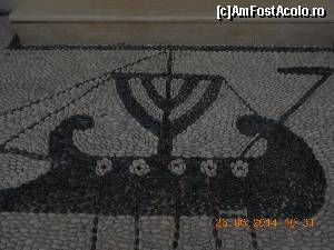 [P08] Un pavaj-mozaic, amintind de vechea ocupație a locuitorilor:comerțul pe mare.  » foto by Rodel
 - 
<span class="allrVoted glyphicon glyphicon-heart hidden" id="av573934"></span>
<a class="m-l-10 hidden" id="sv573934" onclick="voting_Foto_DelVot(,573934,18817)" role="button">șterge vot <span class="glyphicon glyphicon-remove"></span></a>
<a id="v9573934" class=" c-red"  onclick="voting_Foto_SetVot(573934)" role="button"><span class="glyphicon glyphicon-heart-empty"></span> <b>LIKE</b> = Votează poza</a> <img class="hidden"  id="f573934W9" src="/imagini/loader.gif" border="0" /><span class="AjErrMes hidden" id="e573934ErM"></span>