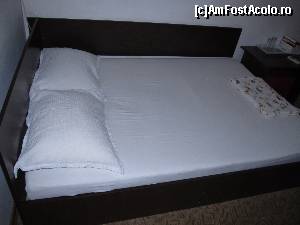 [P06] Hotel Basarab- patul, destul de comfortabil, lenjerie foarte curata. Am dormit bine » foto by luciaoradea
 - 
<span class="allrVoted glyphicon glyphicon-heart hidden" id="av640884"></span>
<a class="m-l-10 hidden" id="sv640884" onclick="voting_Foto_DelVot(,640884,18839)" role="button">șterge vot <span class="glyphicon glyphicon-remove"></span></a>
<a id="v9640884" class=" c-red"  onclick="voting_Foto_SetVot(640884)" role="button"><span class="glyphicon glyphicon-heart-empty"></span> <b>LIKE</b> = Votează poza</a> <img class="hidden"  id="f640884W9" src="/imagini/loader.gif" border="0" /><span class="AjErrMes hidden" id="e640884ErM"></span>