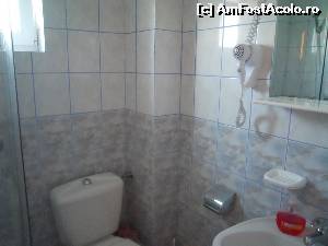 [P10] se vede hartia igienica pusa acolo din dotare... am terminat-o doua persoane in 2 zile... geamul e pe jumatate la dus, si pe acolo se duc aburii... care totusi se imprastie un pic si in baie, ca nu e pana sus sticla dusului.  » foto by alle4295
 - 
<span class="allrVoted glyphicon glyphicon-heart hidden" id="av645281"></span>
<a class="m-l-10 hidden" id="sv645281" onclick="voting_Foto_DelVot(,645281,18898)" role="button">șterge vot <span class="glyphicon glyphicon-remove"></span></a>
<a id="v9645281" class=" c-red"  onclick="voting_Foto_SetVot(645281)" role="button"><span class="glyphicon glyphicon-heart-empty"></span> <b>LIKE</b> = Votează poza</a> <img class="hidden"  id="f645281W9" src="/imagini/loader.gif" border="0" /><span class="AjErrMes hidden" id="e645281ErM"></span>