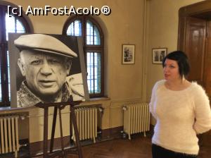 [P06] Castelul Cantacuzino- expozitie Picasso- poza artistului la intrarea in expozitie » foto by mishu
 - 
<span class="allrVoted glyphicon glyphicon-heart hidden" id="av732925"></span>
<a class="m-l-10 hidden" id="sv732925" onclick="voting_Foto_DelVot(,732925,18916)" role="button">șterge vot <span class="glyphicon glyphicon-remove"></span></a>
<a id="v9732925" class=" c-red"  onclick="voting_Foto_SetVot(732925)" role="button"><span class="glyphicon glyphicon-heart-empty"></span> <b>LIKE</b> = Votează poza</a> <img class="hidden"  id="f732925W9" src="/imagini/loader.gif" border="0" /><span class="AjErrMes hidden" id="e732925ErM"></span>