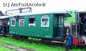 [P06] Turiştii privesc cu interes alipirea locomotivei la tren. În centru se vede vagonul pentru sezonul rece, încălzit cu sobă.  » foto by Lucien
 - 
<span class="allrVoted glyphicon glyphicon-heart hidden" id="av781014"></span>
<a class="m-l-10 hidden" id="sv781014" onclick="voting_Foto_DelVot(,781014,18929)" role="button">șterge vot <span class="glyphicon glyphicon-remove"></span></a>
<a id="v9781014" class=" c-red"  onclick="voting_Foto_SetVot(781014)" role="button"><span class="glyphicon glyphicon-heart-empty"></span> <b>LIKE</b> = Votează poza</a> <img class="hidden"  id="f781014W9" src="/imagini/loader.gif" border="0" /><span class="AjErrMes hidden" id="e781014ErM"></span>