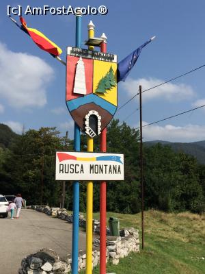 [P01] Am ajuns la Rusca Montana. Se vede parcarea unde puteti opri pentru vizitarea Monumentului Turismului.  » foto by Dan&Ema
 - 
<span class="allrVoted glyphicon glyphicon-heart hidden" id="av786939"></span>
<a class="m-l-10 hidden" id="sv786939" onclick="voting_Foto_DelVot(,786939,18976)" role="button">șterge vot <span class="glyphicon glyphicon-remove"></span></a>
<a id="v9786939" class=" c-red"  onclick="voting_Foto_SetVot(786939)" role="button"><span class="glyphicon glyphicon-heart-empty"></span> <b>LIKE</b> = Votează poza</a> <img class="hidden"  id="f786939W9" src="/imagini/loader.gif" border="0" /><span class="AjErrMes hidden" id="e786939ErM"></span>