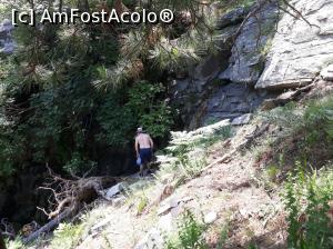 [P46] Reușim sau nu reușim să luăm apă de la izvorul din stâncă? Am reușit până la urmă dar destul de greu.  » foto by Aurici
 - 
<span class="allrVoted glyphicon glyphicon-heart hidden" id="av877221"></span>
<a class="m-l-10 hidden" id="sv877221" onclick="voting_Foto_DelVot(,877221,19009)" role="button">șterge vot <span class="glyphicon glyphicon-remove"></span></a>
<a id="v9877221" class=" c-red"  onclick="voting_Foto_SetVot(877221)" role="button"><span class="glyphicon glyphicon-heart-empty"></span> <b>LIKE</b> = Votează poza</a> <img class="hidden"  id="f877221W9" src="/imagini/loader.gif" border="0" /><span class="AjErrMes hidden" id="e877221ErM"></span>