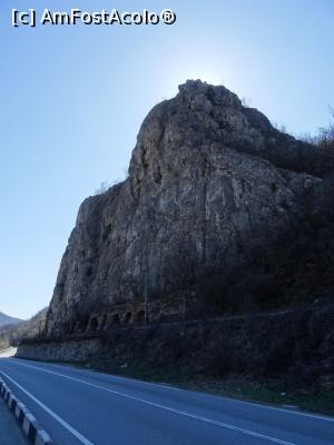 [P01] Stânca lui Iorgovan; la poalele masivului se observă apeductul turcesc - Topleț, Caraș-Severin.  » foto by tata123 🔱
 - 
<span class="allrVoted glyphicon glyphicon-heart hidden" id="av1092351"></span>
<a class="m-l-10 hidden" id="sv1092351" onclick="voting_Foto_DelVot(,1092351,19048)" role="button">șterge vot <span class="glyphicon glyphicon-remove"></span></a>
<a id="v91092351" class=" c-red"  onclick="voting_Foto_SetVot(1092351)" role="button"><span class="glyphicon glyphicon-heart-empty"></span> <b>LIKE</b> = Votează poza</a> <img class="hidden"  id="f1092351W9" src="/imagini/loader.gif" border="0" /><span class="AjErrMes hidden" id="e1092351ErM"></span>
