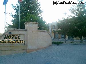 [P01] Yeni Yükseller - intrare in incinta hotelului din soseaua Nevșehir - Ürgüp » foto by calator2000
 - 
<span class="allrVoted glyphicon glyphicon-heart hidden" id="av659871"></span>
<a class="m-l-10 hidden" id="sv659871" onclick="voting_Foto_DelVot(,659871,19197)" role="button">șterge vot <span class="glyphicon glyphicon-remove"></span></a>
<a id="v9659871" class=" c-red"  onclick="voting_Foto_SetVot(659871)" role="button"><span class="glyphicon glyphicon-heart-empty"></span> <b>LIKE</b> = Votează poza</a> <img class="hidden"  id="f659871W9" src="/imagini/loader.gif" border="0" /><span class="AjErrMes hidden" id="e659871ErM"></span>