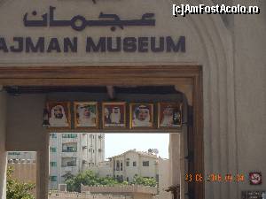 [P07] Intrarea in muzeul din Ajman cu fotografiile principalilor emiri ai Emiratelor.  » foto by rora
 - 
<span class="allrVoted glyphicon glyphicon-heart hidden" id="av665113"></span>
<a class="m-l-10 hidden" id="sv665113" onclick="voting_Foto_DelVot(,665113,19269)" role="button">șterge vot <span class="glyphicon glyphicon-remove"></span></a>
<a id="v9665113" class=" c-red"  onclick="voting_Foto_SetVot(665113)" role="button"><span class="glyphicon glyphicon-heart-empty"></span> <b>LIKE</b> = Votează poza</a> <img class="hidden"  id="f665113W9" src="/imagini/loader.gif" border="0" /><span class="AjErrMes hidden" id="e665113ErM"></span>