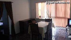 [P06] O parte de living - in stanga, dormitorul » foto by papone
 - 
<span class="allrVoted glyphicon glyphicon-heart hidden" id="av632548"></span>
<a class="m-l-10 hidden" id="sv632548" onclick="voting_Foto_DelVot(,632548,19272)" role="button">șterge vot <span class="glyphicon glyphicon-remove"></span></a>
<a id="v9632548" class=" c-red"  onclick="voting_Foto_SetVot(632548)" role="button"><span class="glyphicon glyphicon-heart-empty"></span> <b>LIKE</b> = Votează poza</a> <img class="hidden"  id="f632548W9" src="/imagini/loader.gif" border="0" /><span class="AjErrMes hidden" id="e632548ErM"></span>