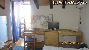 [P08] Living; biroul cu TV, DVD-plazer şi tabloul cu rechini; în dreapta, ieşirea spre balcon » foto by crismis
 - 
<span class="allrVoted glyphicon glyphicon-heart hidden" id="av670549"></span>
<a class="m-l-10 hidden" id="sv670549" onclick="voting_Foto_DelVot(,670549,19365)" role="button">șterge vot <span class="glyphicon glyphicon-remove"></span></a>
<a id="v9670549" class=" c-red"  onclick="voting_Foto_SetVot(670549)" role="button"><span class="glyphicon glyphicon-heart-empty"></span> <b>LIKE</b> = Votează poza</a> <img class="hidden"  id="f670549W9" src="/imagini/loader.gif" border="0" /><span class="AjErrMes hidden" id="e670549ErM"></span>