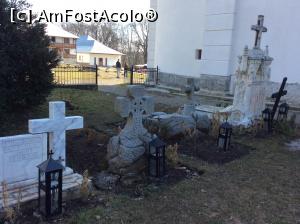 [P15] Castelul Sturdza - cimitirul unde sunt ingropati membri familiei » foto by mishu
 - 
<span class="allrVoted glyphicon glyphicon-heart hidden" id="av844047"></span>
<a class="m-l-10 hidden" id="sv844047" onclick="voting_Foto_DelVot(,844047,19447)" role="button">șterge vot <span class="glyphicon glyphicon-remove"></span></a>
<a id="v9844047" class=" c-red"  onclick="voting_Foto_SetVot(844047)" role="button"><span class="glyphicon glyphicon-heart-empty"></span> <b>LIKE</b> = Votează poza</a> <img class="hidden"  id="f844047W9" src="/imagini/loader.gif" border="0" /><span class="AjErrMes hidden" id="e844047ErM"></span>