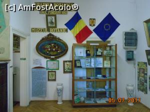 [P07] Holul de intrare în muzeu cu istoricul muzeului, o vitrină cu diplome, plachete și medalii acordate muzeului și alte obiecte de decor » foto by Mitica49
 - 
<span class="allrVoted glyphicon glyphicon-heart hidden" id="av965234"></span>
<a class="m-l-10 hidden" id="sv965234" onclick="voting_Foto_DelVot(,965234,19622)" role="button">șterge vot <span class="glyphicon glyphicon-remove"></span></a>
<a id="v9965234" class=" c-red"  onclick="voting_Foto_SetVot(965234)" role="button"><span class="glyphicon glyphicon-heart-empty"></span> <b>LIKE</b> = Votează poza</a> <img class="hidden"  id="f965234W9" src="/imagini/loader.gif" border="0" /><span class="AjErrMes hidden" id="e965234ErM"></span>