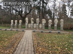 [P04] Grupul statuar din curtea Palatului reprezentând personalități ele istoriei naționale » foto by Yersinia Pestis
 - 
<span class="allrVoted glyphicon glyphicon-heart hidden" id="av1402357"></span>
<a class="m-l-10 hidden" id="sv1402357" onclick="voting_Foto_DelVot(,1402357,19658)" role="button">șterge vot <span class="glyphicon glyphicon-remove"></span></a>
<a id="v91402357" class=" c-red"  onclick="voting_Foto_SetVot(1402357)" role="button"><span class="glyphicon glyphicon-heart-empty"></span> <b>LIKE</b> = Votează poza</a> <img class="hidden"  id="f1402357W9" src="/imagini/loader.gif" border="0" /><span class="AjErrMes hidden" id="e1402357ErM"></span>