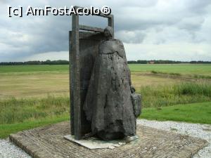 P04 [AUG-2017] No way Back -statuie din mijlocul insulei salvate pe un polder în 1942... evacuarea fortată a locuitorilor prin ordin regal în 1859... foarte sugestivă