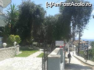 [P12] Vila Ilios- parte din curtea vilei și strada pe care se ajunge la Castelul Venețian » foto by costy69*
 - 
<span class="allrVoted glyphicon glyphicon-heart hidden" id="av696933"></span>
<a class="m-l-10 hidden" id="sv696933" onclick="voting_Foto_DelVot(,696933,19738)" role="button">șterge vot <span class="glyphicon glyphicon-remove"></span></a>
<a id="v9696933" class=" c-red"  onclick="voting_Foto_SetVot(696933)" role="button"><span class="glyphicon glyphicon-heart-empty"></span> <b>LIKE</b> = Votează poza</a> <img class="hidden"  id="f696933W9" src="/imagini/loader.gif" border="0" /><span class="AjErrMes hidden" id="e696933ErM"></span>