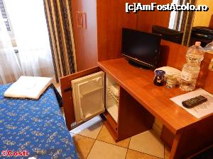 [P12] Masa-birou și minifrigiserul gol (nu era un mini-bar, ci un frigider în care să-ți puo alimente.  » foto by Costi
 - 
<span class="allrVoted glyphicon glyphicon-heart hidden" id="av698512"></span>
<a class="m-l-10 hidden" id="sv698512" onclick="voting_Foto_DelVot(,698512,19759)" role="button">șterge vot <span class="glyphicon glyphicon-remove"></span></a>
<a id="v9698512" class=" c-red"  onclick="voting_Foto_SetVot(698512)" role="button"><span class="glyphicon glyphicon-heart-empty"></span> <b>LIKE</b> = Votează poza</a> <img class="hidden"  id="f698512W9" src="/imagini/loader.gif" border="0" /><span class="AjErrMes hidden" id="e698512ErM"></span>