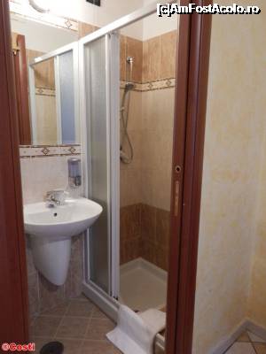 [P17] Cabina de duș a băii, cu ușă glisantă, la fel ca cea de la intrarea în baie.  » foto by Costi
 - 
<span class="allrVoted glyphicon glyphicon-heart hidden" id="av698531"></span>
<a class="m-l-10 hidden" id="sv698531" onclick="voting_Foto_DelVot(,698531,19759)" role="button">șterge vot <span class="glyphicon glyphicon-remove"></span></a>
<a id="v9698531" class=" c-red"  onclick="voting_Foto_SetVot(698531)" role="button"><span class="glyphicon glyphicon-heart-empty"></span> <b>LIKE</b> = Votează poza</a> <img class="hidden"  id="f698531W9" src="/imagini/loader.gif" border="0" /><span class="AjErrMes hidden" id="e698531ErM"></span>