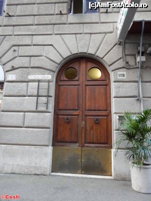 [P03] Ușa de intrare în corpul de clădire al „B&B Sergio House”, în care am stat » foto by Costi
 - 
<span class="allrVoted glyphicon glyphicon-heart hidden" id="av698498"></span>
<a class="m-l-10 hidden" id="sv698498" onclick="voting_Foto_DelVot(,698498,19759)" role="button">șterge vot <span class="glyphicon glyphicon-remove"></span></a>
<a id="v9698498" class=" c-red"  onclick="voting_Foto_SetVot(698498)" role="button"><span class="glyphicon glyphicon-heart-empty"></span> <b>LIKE</b> = Votează poza</a> <img class="hidden"  id="f698498W9" src="/imagini/loader.gif" border="0" /><span class="AjErrMes hidden" id="e698498ErM"></span>