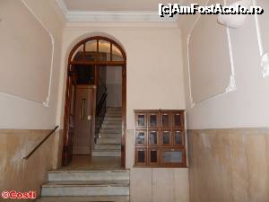 [P04] Holul de la intrarea în aripa sud-estică a clădirii în care se află „B&B Sergio House” » foto by Costi
 - 
<span class="allrVoted glyphicon glyphicon-heart hidden" id="av698500"></span>
<a class="m-l-10 hidden" id="sv698500" onclick="voting_Foto_DelVot(,698500,19759)" role="button">șterge vot <span class="glyphicon glyphicon-remove"></span></a>
<a id="v9698500" class=" c-red"  onclick="voting_Foto_SetVot(698500)" role="button"><span class="glyphicon glyphicon-heart-empty"></span> <b>LIKE</b> = Votează poza</a> <img class="hidden"  id="f698500W9" src="/imagini/loader.gif" border="0" /><span class="AjErrMes hidden" id="e698500ErM"></span>