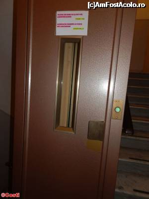 [P05] Liftul îngust, pe care era un afiș, în italiană și engleză, cu rugămintea de a nu uita ușile interioare deschise.  » foto by Costi
 - 
<span class="allrVoted glyphicon glyphicon-heart hidden" id="av698501"></span>
<a class="m-l-10 hidden" id="sv698501" onclick="voting_Foto_DelVot(,698501,19759)" role="button">șterge vot <span class="glyphicon glyphicon-remove"></span></a>
<a id="v9698501" class=" c-red"  onclick="voting_Foto_SetVot(698501)" role="button"><span class="glyphicon glyphicon-heart-empty"></span> <b>LIKE</b> = Votează poza</a> <img class="hidden"  id="f698501W9" src="/imagini/loader.gif" border="0" /><span class="AjErrMes hidden" id="e698501ErM"></span>