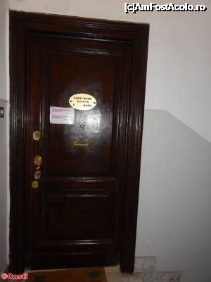 [P06] Ușa apartamentului de la „B&B Sergio House”, în care am stat.  » foto by Costi
 - 
<span class="allrVoted glyphicon glyphicon-heart hidden" id="av698503"></span>
<a class="m-l-10 hidden" id="sv698503" onclick="voting_Foto_DelVot(,698503,19759)" role="button">șterge vot <span class="glyphicon glyphicon-remove"></span></a>
<a id="v9698503" class=" c-red"  onclick="voting_Foto_SetVot(698503)" role="button"><span class="glyphicon glyphicon-heart-empty"></span> <b>LIKE</b> = Votează poza</a> <img class="hidden"  id="f698503W9" src="/imagini/loader.gif" border="0" /><span class="AjErrMes hidden" id="e698503ErM"></span>