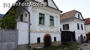 [P18] Case tradiționale de pe ”Șirul de Sus”: văruite în alb, cu ferestre verzi și uneori cu mușcate roșii în geam...  » foto by Lucien
 - 
<span class="allrVoted glyphicon glyphicon-heart hidden" id="av892136"></span>
<a class="m-l-10 hidden" id="sv892136" onclick="voting_Foto_DelVot(,892136,19767)" role="button">șterge vot <span class="glyphicon glyphicon-remove"></span></a>
<a id="v9892136" class=" c-red"  onclick="voting_Foto_SetVot(892136)" role="button"><span class="glyphicon glyphicon-heart-empty"></span> <b>LIKE</b> = Votează poza</a> <img class="hidden"  id="f892136W9" src="/imagini/loader.gif" border="0" /><span class="AjErrMes hidden" id="e892136ErM"></span>