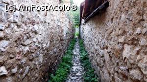 [P22] Partea dinspre ”Șirul de Sus” a ”Uliței” care duce spre casa din 1668. ”Ulița” are circa 160m lungime, iar pe ea poate merge o singură persoană (în caz de întâlnire, ambele persoane trebuie să se ferească)  » foto by Lucien
 - 
<span class="allrVoted glyphicon glyphicon-heart hidden" id="av892145"></span>
<a class="m-l-10 hidden" id="sv892145" onclick="voting_Foto_DelVot(,892145,19767)" role="button">șterge vot <span class="glyphicon glyphicon-remove"></span></a>
<a id="v9892145" class=" c-red"  onclick="voting_Foto_SetVot(892145)" role="button"><span class="glyphicon glyphicon-heart-empty"></span> <b>LIKE</b> = Votează poza</a> <img class="hidden"  id="f892145W9" src="/imagini/loader.gif" border="0" /><span class="AjErrMes hidden" id="e892145ErM"></span>